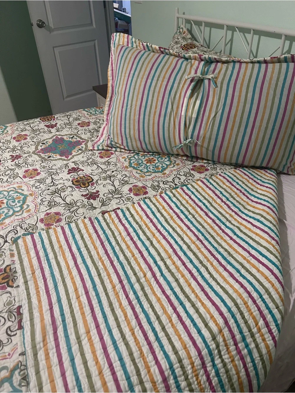 Floral Medallion Cotton Quilt Set in Multi-Color